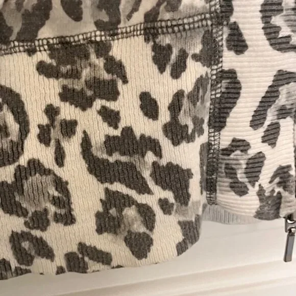 Chico's Zenergy Zip Front Hoodie with pockets Sz 3 XL 16  Grey Cheetah print - Picture 4 of 7